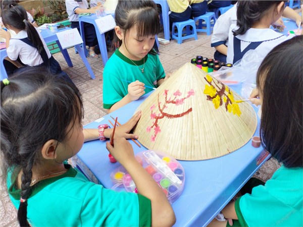 Hội thi vẽ nón lá chào mừng ngày 8.3